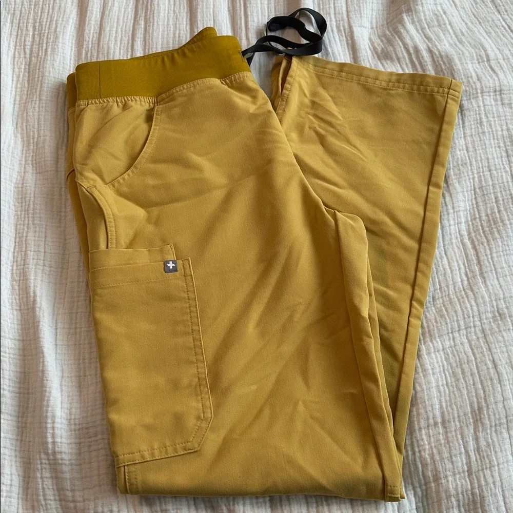 Figs Light Gold Scrub Set - Picture 3 of 4